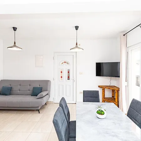 Apartament Lovely In With Kitchen