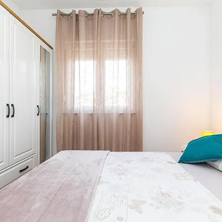 아파트 Lovely In With Kitchen 세비드