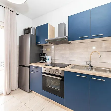 Lovely In With Kitchen * سيفيد